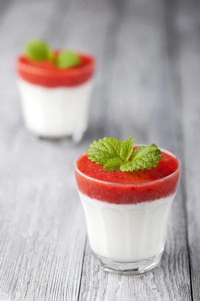 Strawberry and yoghurt dessert — Stock Photo, Image