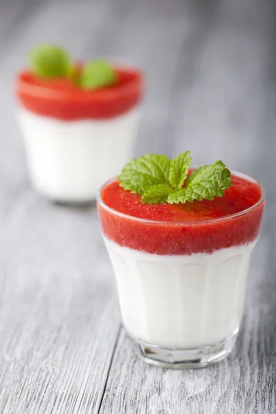 Deser truskawkowy i jogurt — Zdjęcie stockowe