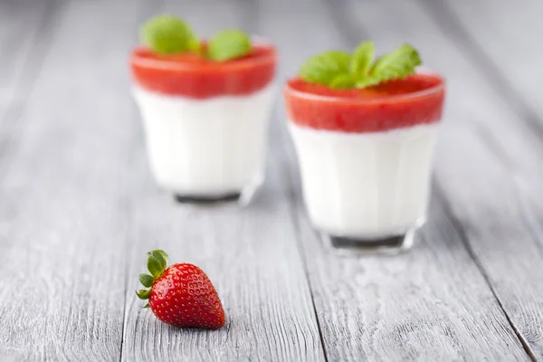 Erdbeer-Joghurt-Dessert — Stockfoto