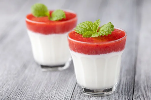 Erdbeer-Joghurt-Dessert — Stockfoto