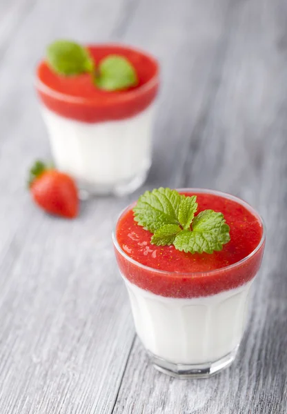 Strawberry and yoghurt dessert — Stock Photo, Image