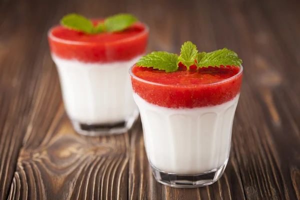 Erdbeer-Joghurt-Dessert — Stockfoto