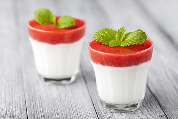 Dessert aux fraises et yaourts Image En Vente