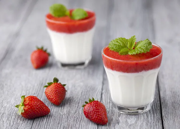 Dessert aux fraises et yaourts Image En Vente