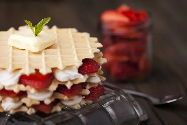 Waffel mit Erdbeere — Stockfoto