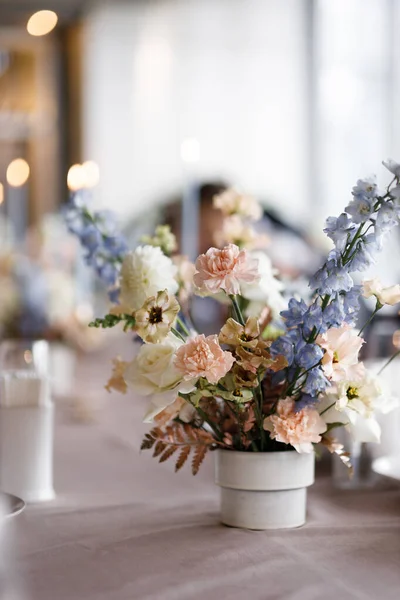 Svatební výzdoba na výzdobě stolu. Kytice bílých květin, kompozice se svíčkami. — Stock fotografie