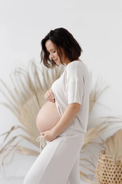 Mladá Těhotná Dívka Ekologickém Stylu Bílém Prázdném Pozadí Usmívající Těhotná — Stock fotografie