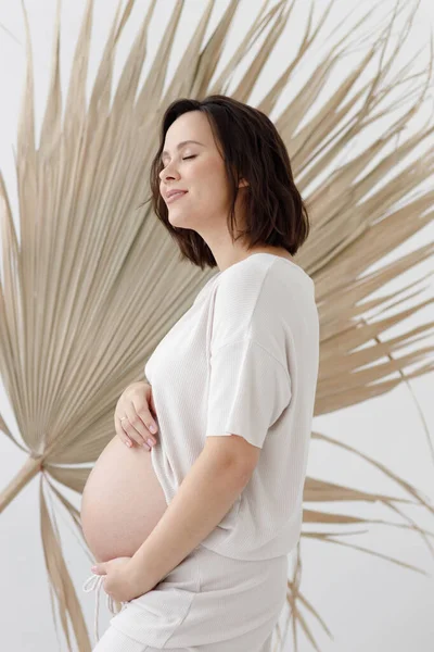 Ein Junges Schwangeres Mädchen Öko Stil Auf Weißem Leeren Hintergrund — Stockfoto