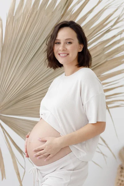 Ein Junges Schwangeres Mädchen Öko Stil Auf Weißem Leeren Hintergrund — Stockfoto