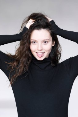 Bir Rus güzelinin yakın portresi. Kameraya bakan hamile bir kızın portresi..