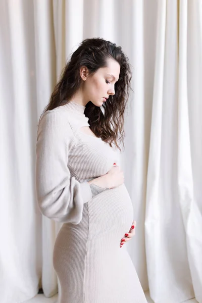 Ein Konzept Für Eine Schwangere Stilvolle Frau Eine Junge Schöne — Stockfoto