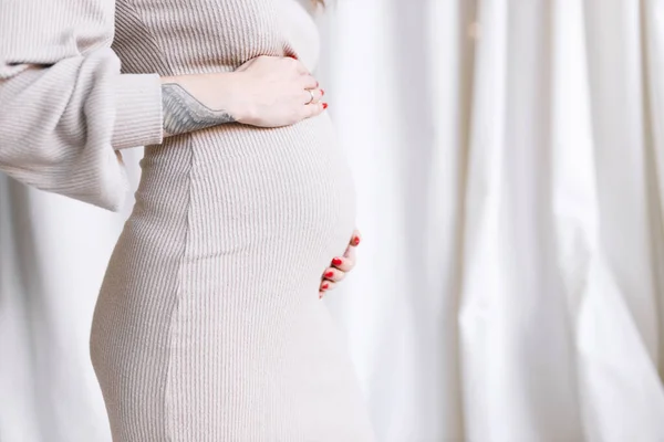 Primer Plano Del Vientre Sustituto Una Joven Embarazada Con Vestido — Foto de Stock