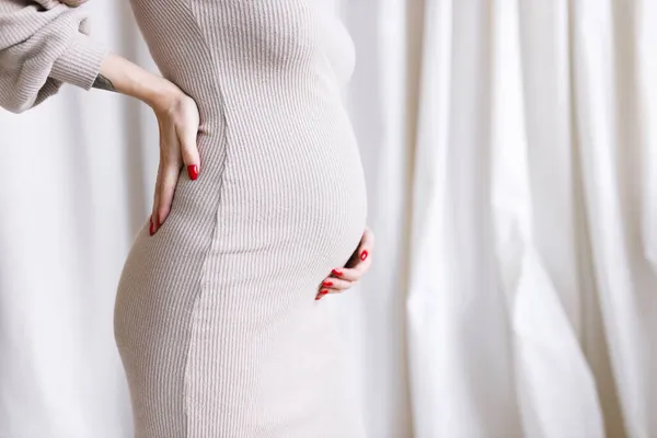 Karnına Yakın Çekim Taşıyıcı Annelik Beyaz Elbiseli Hamile Bir Kadın — Stok fotoğraf