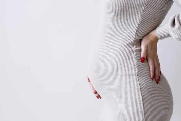 Karnına Yakın Çekim Taşıyıcı Annelik Beyaz Elbiseli Hamile Bir Kadın — Stok fotoğraf