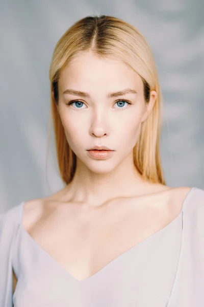 Beautiful young woman with fresh wedding makeup and hairstyle. A light portrait with clear skin. — 图库照片