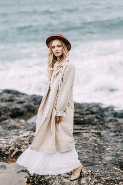 Karadeniz kıyısı, Türkiye. Güzel bir kadın kayalık bir kıyıda yürüyor..