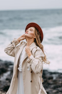 Karadeniz kıyısı, Türkiye. Güzel bir kadın kayalık bir kıyıda yürüyor..