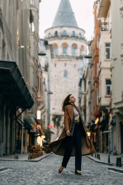 Stanbul Eski Sokaklarında Bir Kadın Yürüyor Galata Kulesi Nin Arka — Stok fotoğraf