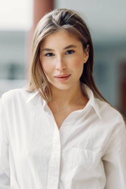 Sanat galerisinde zarif, yaratıcı bir kadının bel portresi. Bulanık arkaplanı olan yakın plan bir portre..