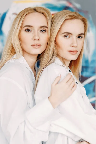 Schwestermädchen Einem Fotostudio Sand Porträt Glücklicher Zwillingsmädchen — Stockfoto
