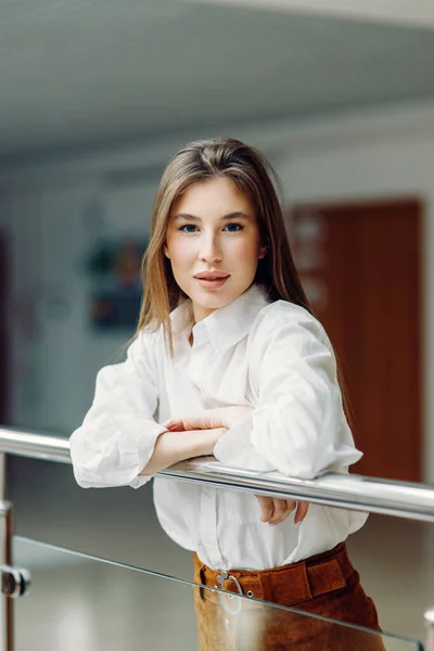 Retrato da cintura de uma mulher criativa elegante, em uma galeria de arte. Um retrato de close-up com um fundo embaçado. Fotos De Bancos De Imagens