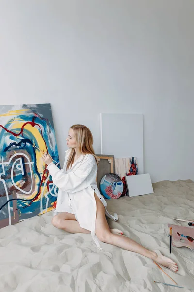 Ein Mädchen Sitzt Sand Einem Fotostudio Ein Junger Künstler Malt Stockbild