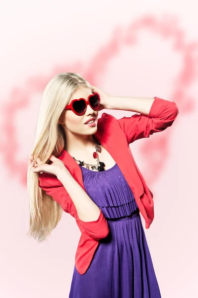 Valentinstag Porträt eines attraktiven jungen blonden Mädchens mit herzförmiger Brille — Stockfoto