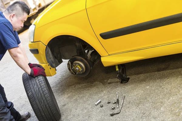 Cambio de neumáticos de coche —  Fotos de Stock