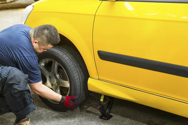 Mudança de pneu do carro — Fotografia de Stock