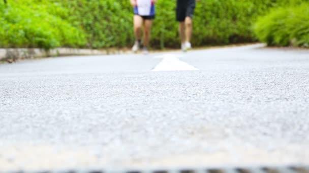 Joggeuse dans le parc 