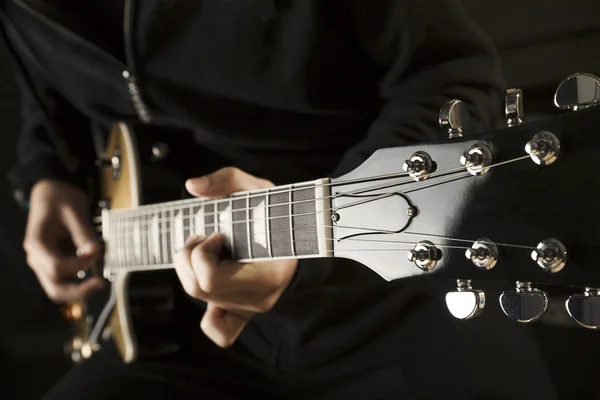 Gitarre spielen — Stockfoto