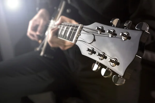 Tocando guitarra — Foto de Stock