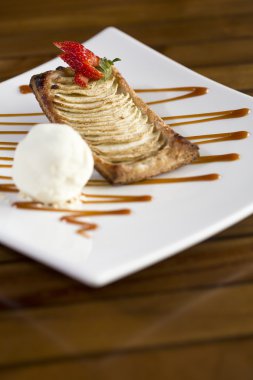 çilek bisküvi tatlısı dondurma ile