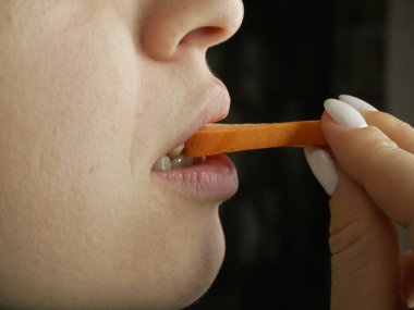 Havuç yiyen kız. Sağlıklı beslenme.