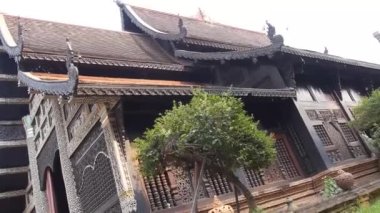 Dışarıdan Tapınak ve Ağaç - Pan - Sağdan sola