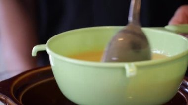 Yeşil kabın içinde karıştırma Kaşık kullanarak - Kapat