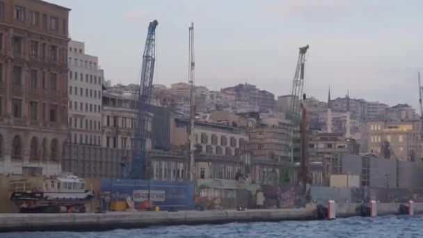 Şehirdeki Kaynağının Yakınındaki Binalar Tekneden Sağa Sola Kayıyor — Stok video