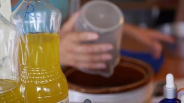 Konteynır Boşaltılıyor ve Sıvı Dökülüyor - El bilgisayarı