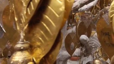 Düz Altın Dini Yapraklar - Kapat - Soldan sağa ve ileri ve geri