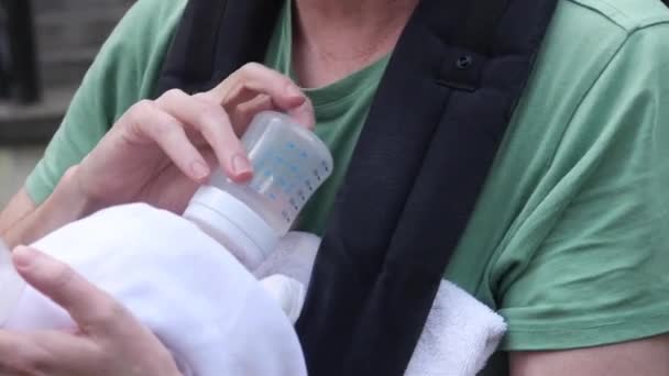 Hombre Balanceándose Dando Biberón Enfermería Bebé Deslice Abajo Hacia Arriba — Vídeos de Stock
