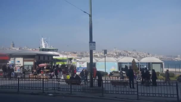 Yürüyen Insanlar Arabalarla Limandan Geçerken Sağdan Sola Kayıyor — Stok video