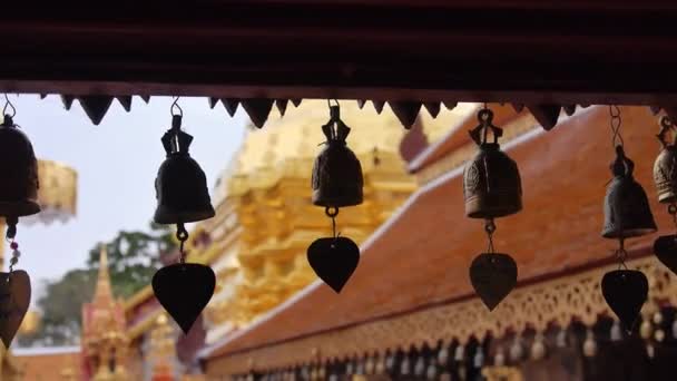 Klockor Hängande Från Gult Tempel Tak Slide Höger Till Vänster — Stockvideo