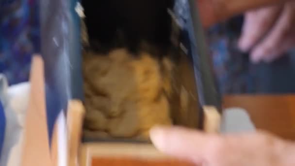 Tahta Konteynırda Kaşıkla Karıştırılmış Hamur Yakın Çekim Bilgisayarı — Stok video