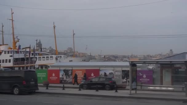 Taksówki Pobliżu Portu Ludzie Budynki Placem Budowy Tyłu Przesuń Prawej — Wideo stockowe
