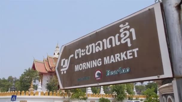 Morgon Marknaden Skylt Med Templet Ryggen Skjut Vänster Till Höger — Stockvideo
