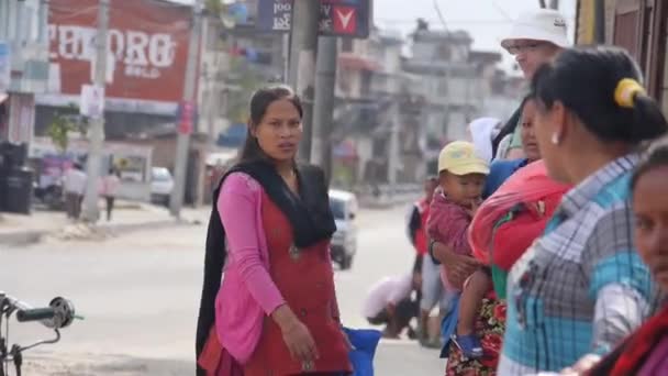 人と道路の近くの通りを歩く母と子 — ストック動画