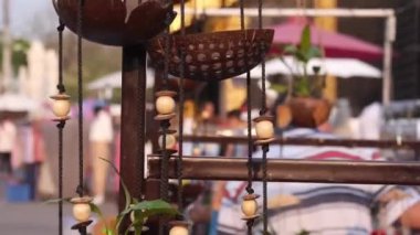 Marketin yakınındaki ahşap askılar Sola ve sağa kaydır