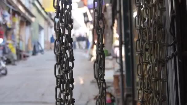 Zincirlerden Sokağa Doğru Yürüyenler Sağdan Sola Kayıyor — Stok video