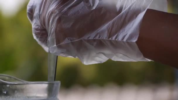 Использование Ложки Пластиковых Перчаток Смешать Слайд Вверх Вниз — стоковое видео