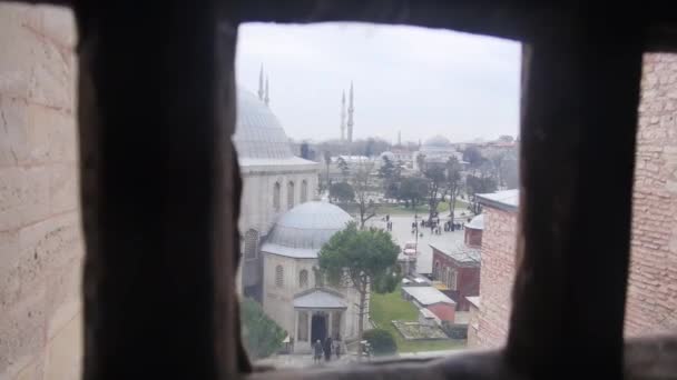 Mecset Fák Emberek Sétáló Kilátás Ablakon Keresztül Diavetítés Előre — Stock videók